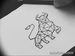 Черно-белый эскиз татуировки с изображением быка, выполненного в геометрическом стиле. Подходит для любителей минимализма и символизма.